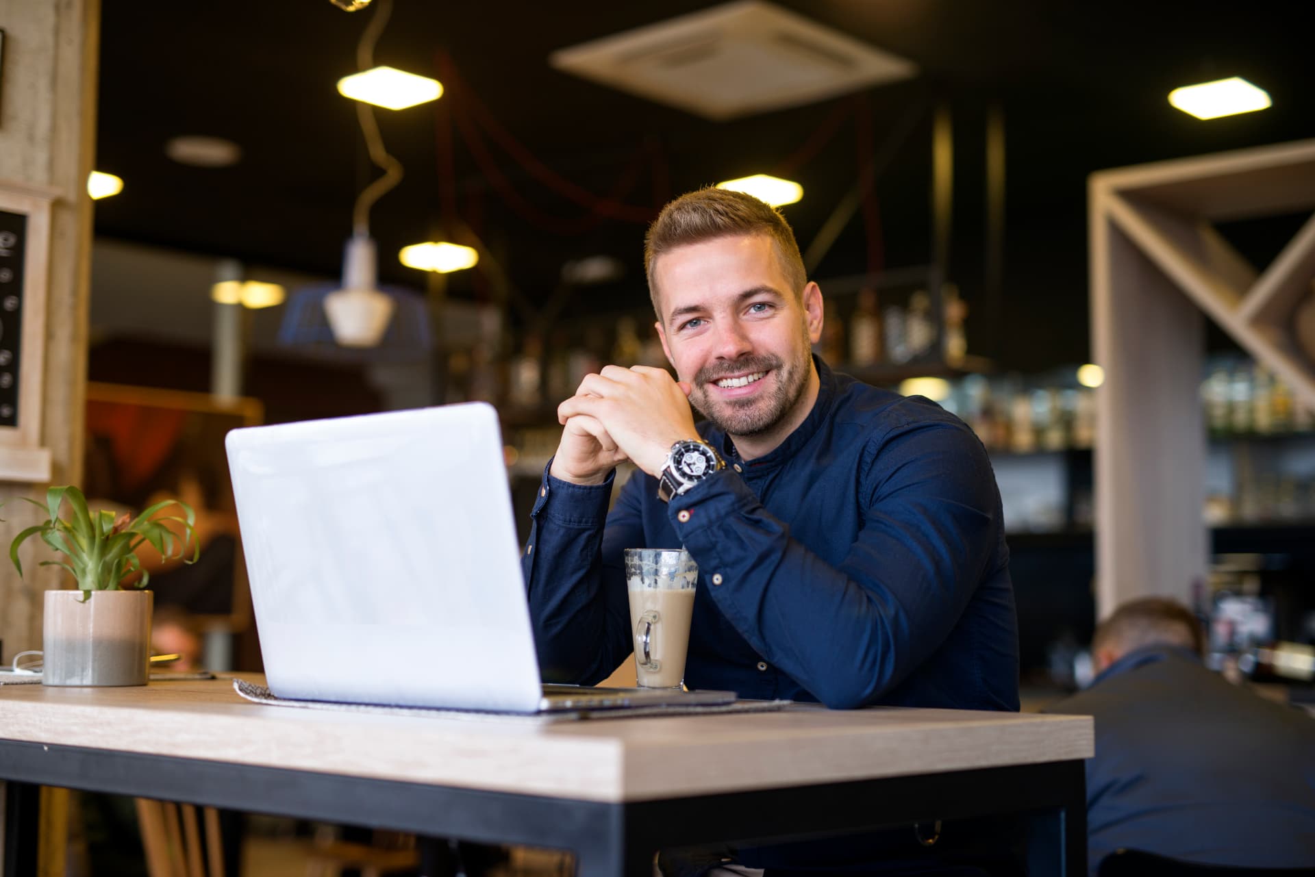 Profissional trabalhando em ambiente de estudo