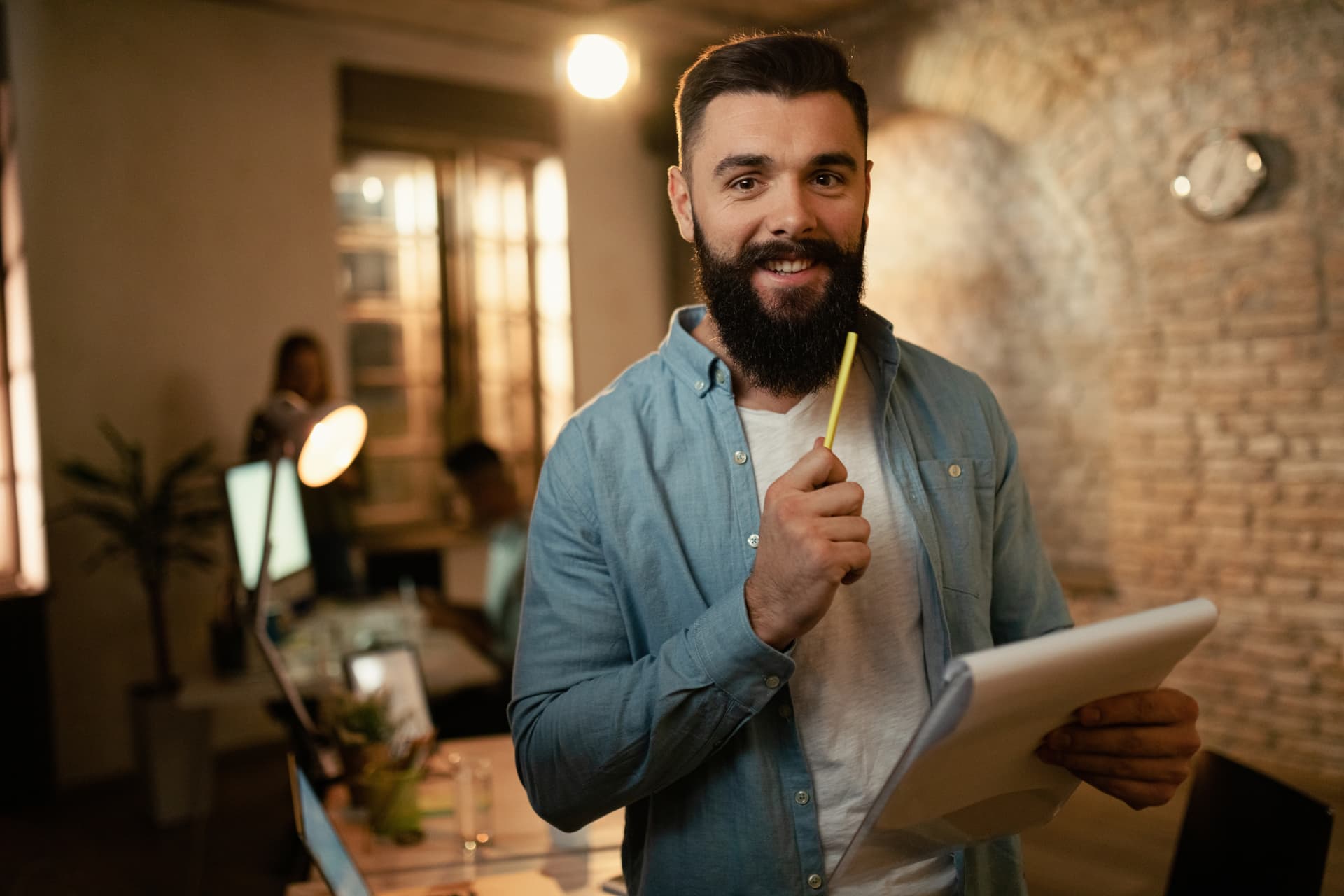 Profissional em escritório planejando próximos passos